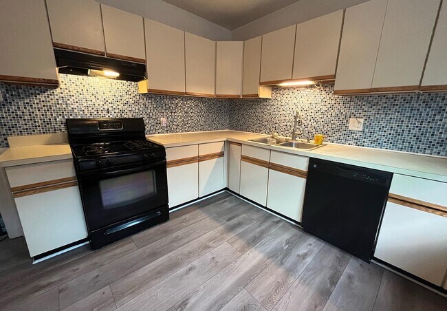 Building Photo - 16211 Fairfield St