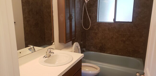 Building Photo - Nicely updated 3+ bedroom, 2 bath duplex
