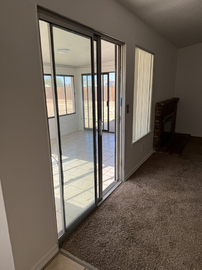 Building Photo - Newly painted throughout, new garage door ...