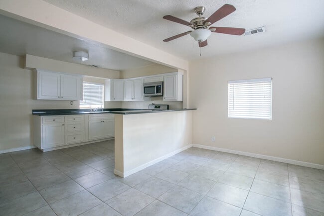Building Photo - 1846 Henry Cir SW