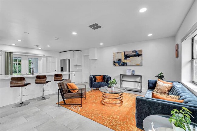 Building Photo - 400 NE 26th Dr