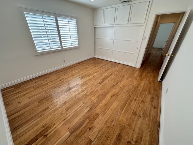 Building Photo - Front Home of Single Family Duplex in Gardena
