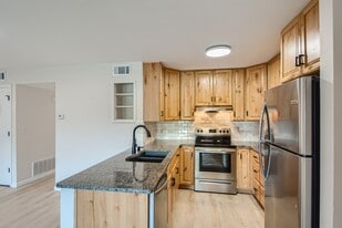 Building Photo - 697 Canyon Dr