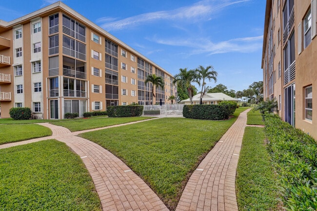 Building Photo - 308 Golfview Rd