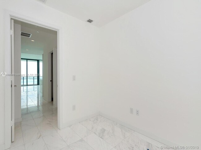 Building Photo - 480 NE 31st St