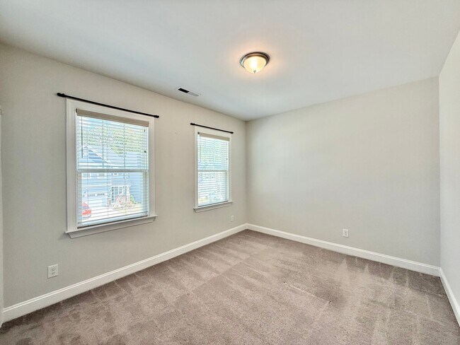 Building Photo - Stunning 5BD, 3BA Raleigh Home Within the ...