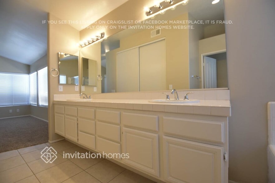 Building Photo - 24340 Saddlebag Ct