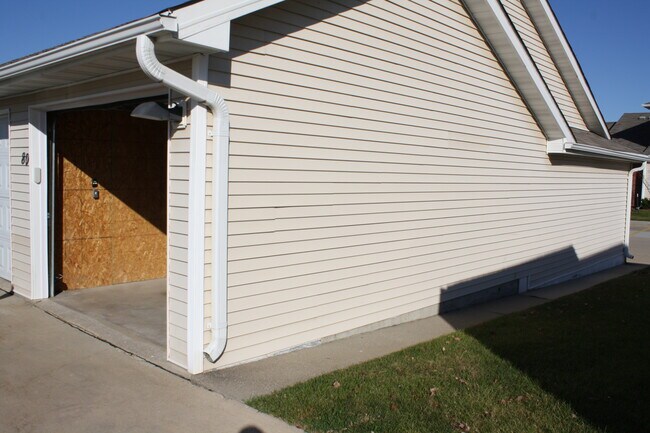 Building Photo - 1805 SW White Birch Cir