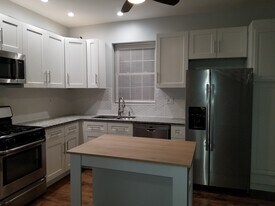 Building Photo - 4939 W Cornelia Ave