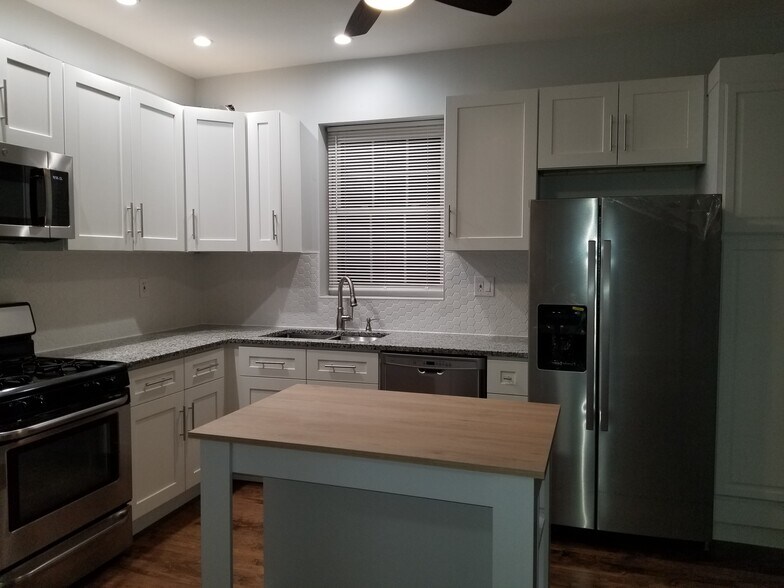 Remodeled kitchen, new appliances - 4939 W Cornelia Ave