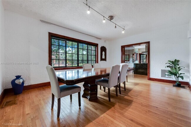 Building Photo - 1624 Granada Blvd