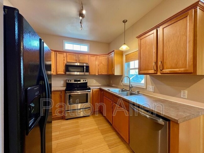 Building Photo - 80 Oakwood St