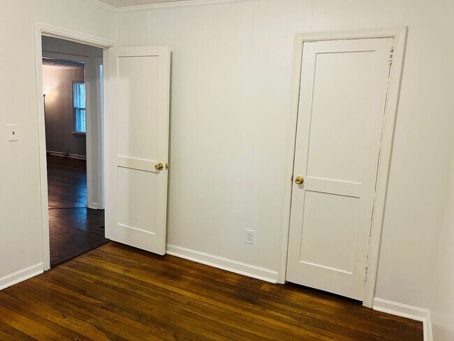 Building Photo - 3 bedroom, 1.5 all brick ranch with 2 car ...