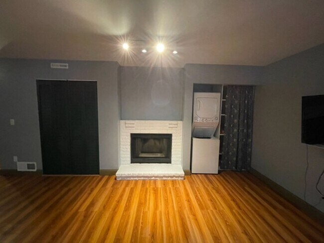 Building Photo - Spacious Townhome 2Bed/1Bath- Available July 1