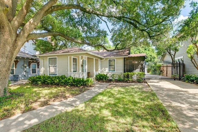 Primary Photo - Charming Home in Alamo Heights ISD with Bo...