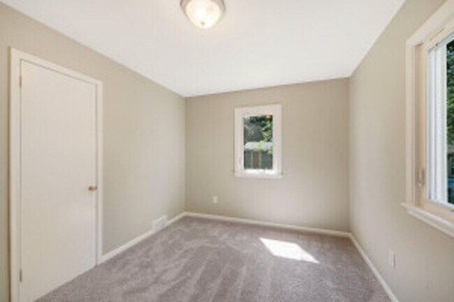 Building Photo - 996 Fremont Ave E