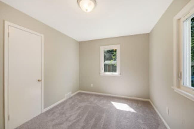 Building Photo - Large 5 Bed | 2 Bath House W/ Fenced Yard ...
