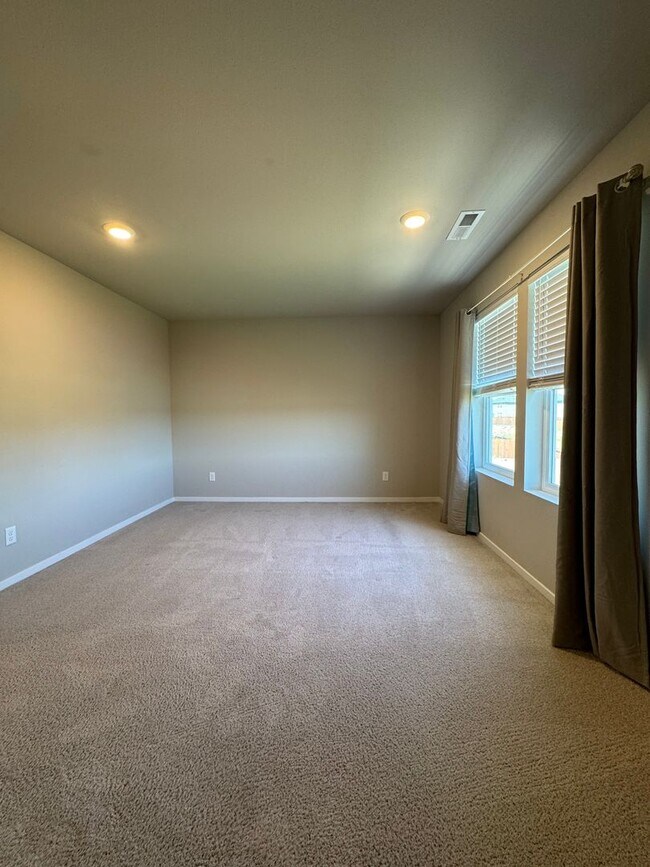 Building Photo - Modern 4-Bed Home for Rent