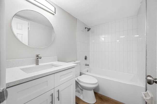 Building Photo - Newly Renovated 2 Bed-1 Bath Apartment wit...
