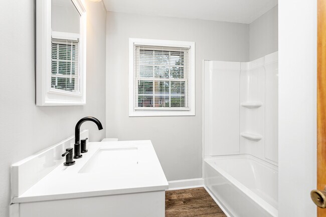 Building Photo - 345 Hale St