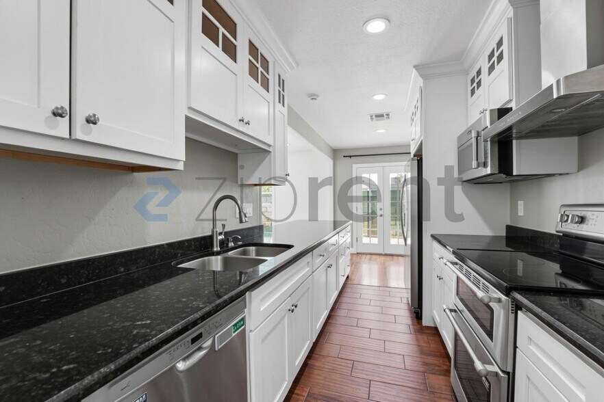 Building Photo - Unit A