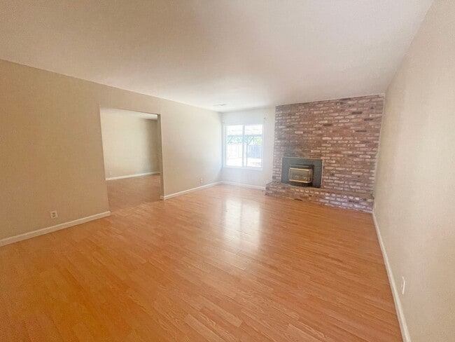 Building Photo - Charming 3/2 Gilroy