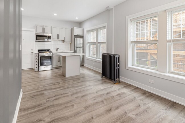 Building Photo - 1059 W Glenlake Ave