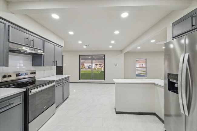 Building Photo - 412 Lyndale Dr