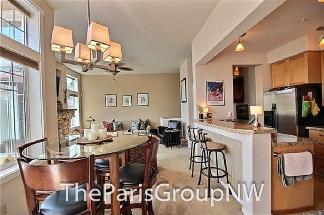 Building Photo - Gorgeous Renton Highlands Condo * Attached...