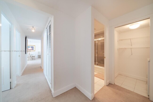 Building Photo - 1408 Brickell Bay Dr