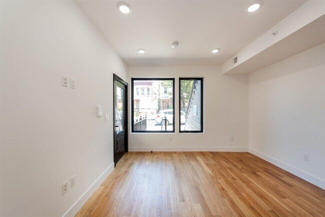 Building Photo - 827 Pavonia Ave
