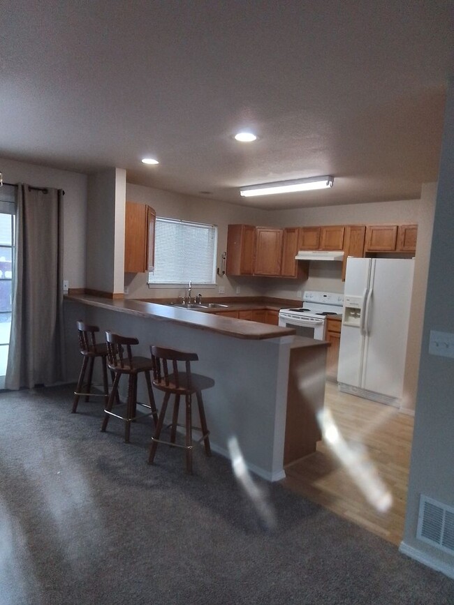 Building Photo - 4 bedroom: Super Clean with new carpet and...