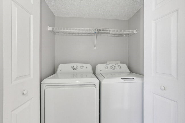 Building Photo - 7402 E Bank Dr