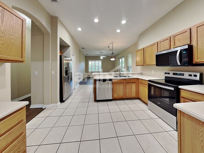 Building Photo - 2042 Ancient Oak Dr