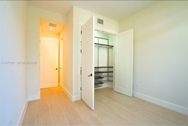 Building Photo - 530 Valencia Ave
