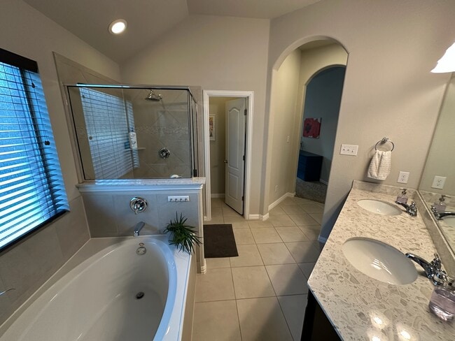 Building Photo - 909 Hartman Dr