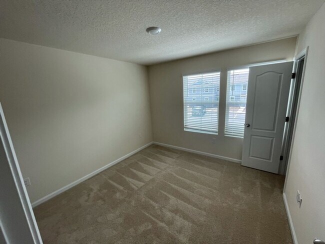 Building Photo - 2 Bed- 3 Bath Townhouse Located at Deer Run!  D.R. Horton Townhome Community - 1 Month FREE
