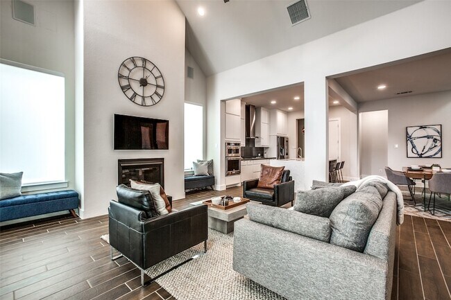 Building Photo - 7021 Royal View Dr