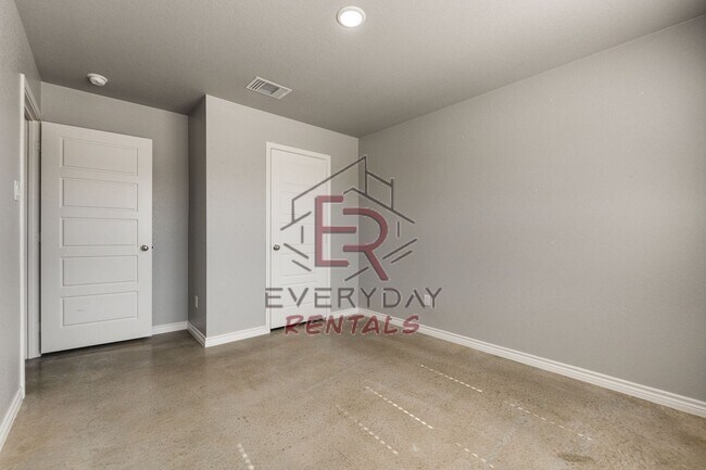 Building Photo - 3 bedroom 2 bath Smart Home