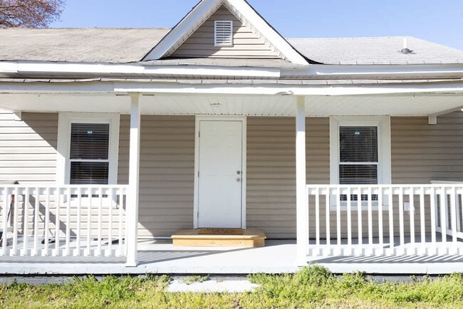 Building Photo - 305 Caswell St