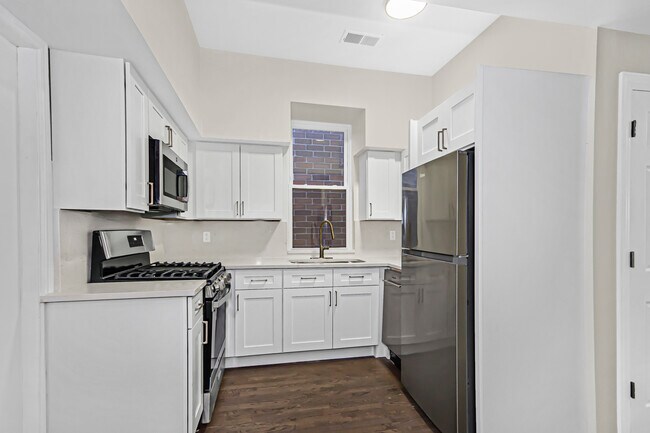 Building Photo - 1337 N Western Ave