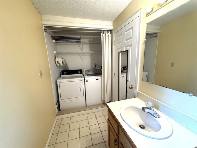 Building Photo - 49 Brickett Hill Cir