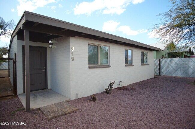 Building Photo - 919 N Catalina Ave