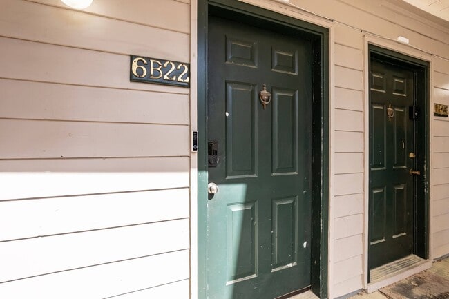 Building Photo - One Bedroom Condo With GREAT Location!