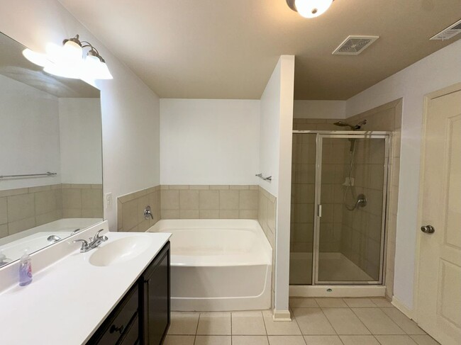 Building Photo - 2249 Knoxhill View