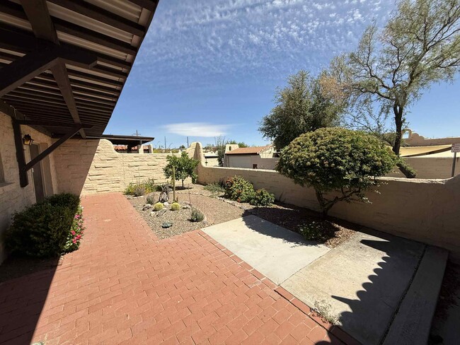 Building Photo - 5204 N Tigua Dr