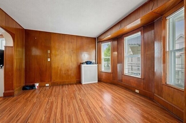 Building Photo - 152 Glen St