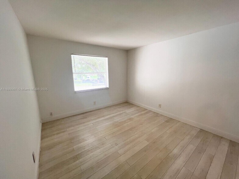 Building Photo - 5510 Lakewood Cir N