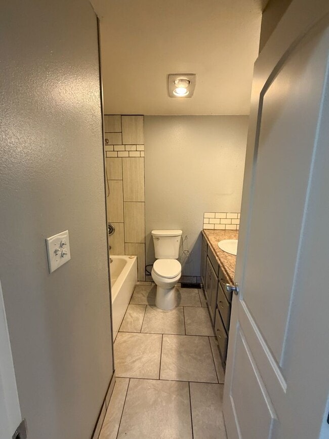 Building Photo - 3 Bedroom, 2 Bath House