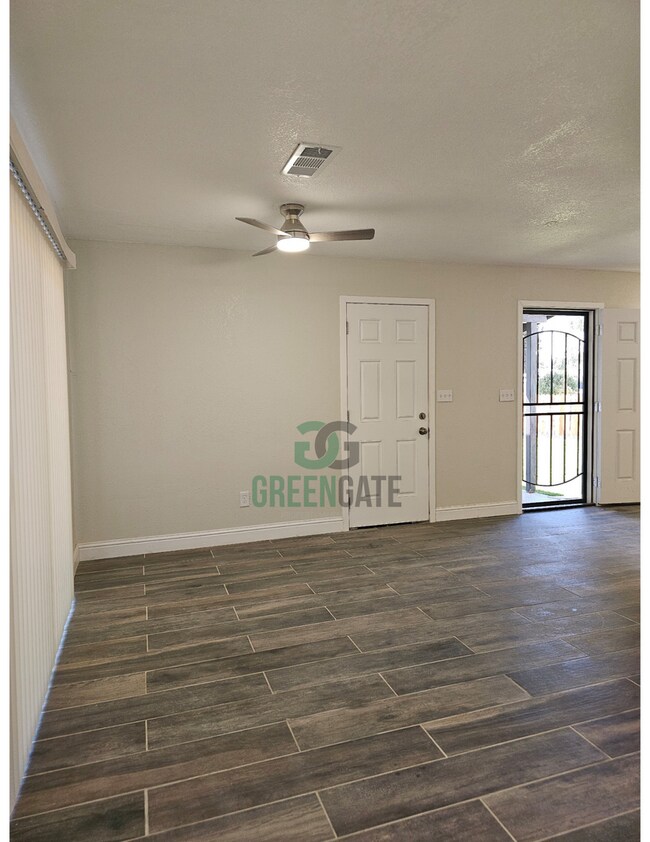 Building Photo - 901 Valente Way